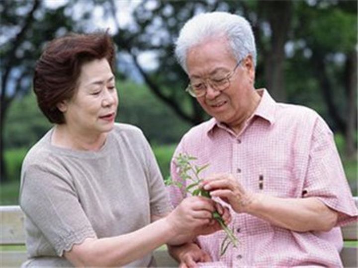 老花鏡科普：老人該如何緩解老花眼？