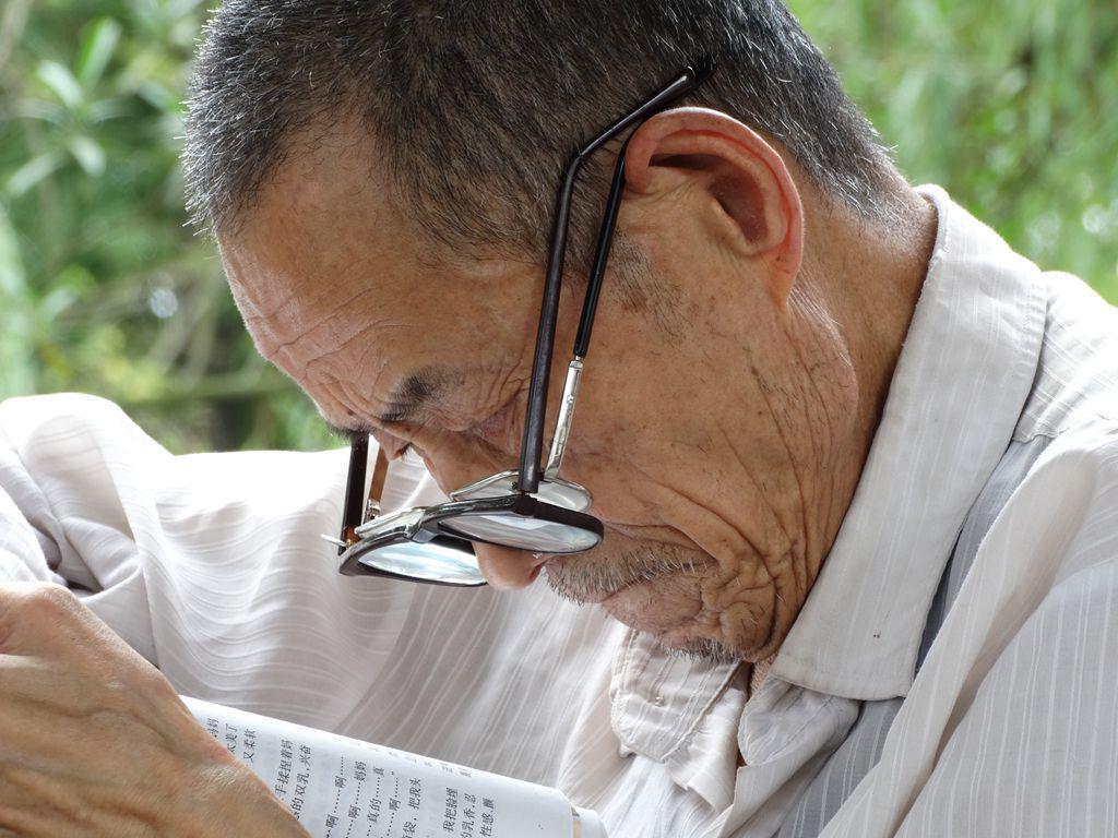 “老花眼”誰都避不開，哪些癥狀說明眼睛提前“花”了？